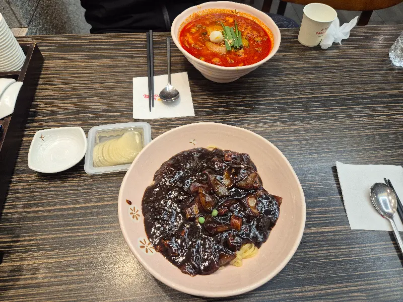 짬뽕과 짜장면 한 상 차림