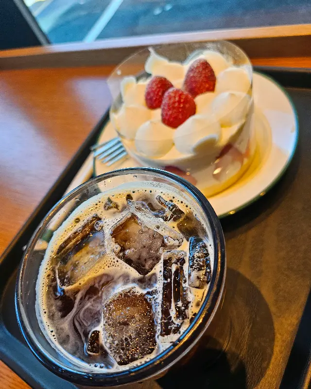 아이스 아메리카노와 라즈베리 케이크