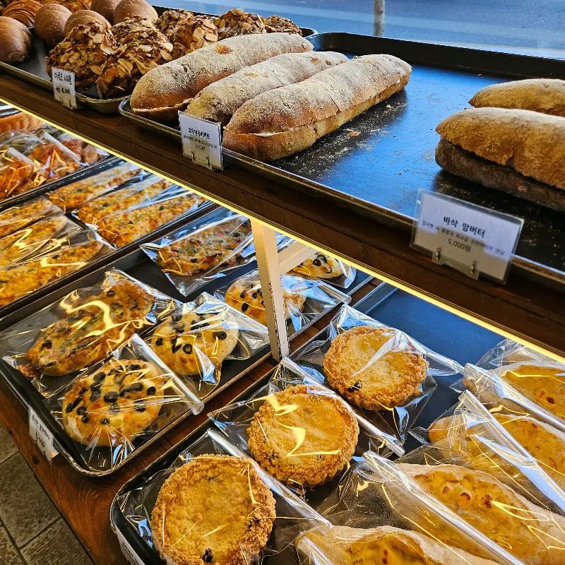 다양한 종류의 빵들이 먹음직스럽게 진열된 모습