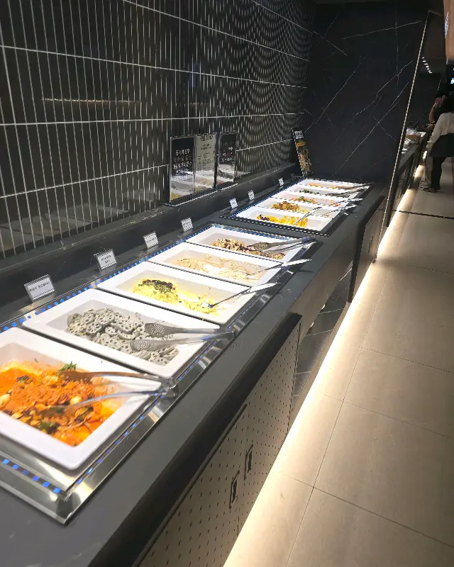 다양한 샐러드 코너