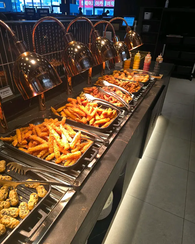 따뜻한 음식이 준비된 핫푸드 코너