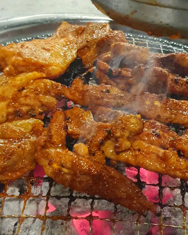 숯불 위에서 맛있게 익어가는 양념 닭갈비