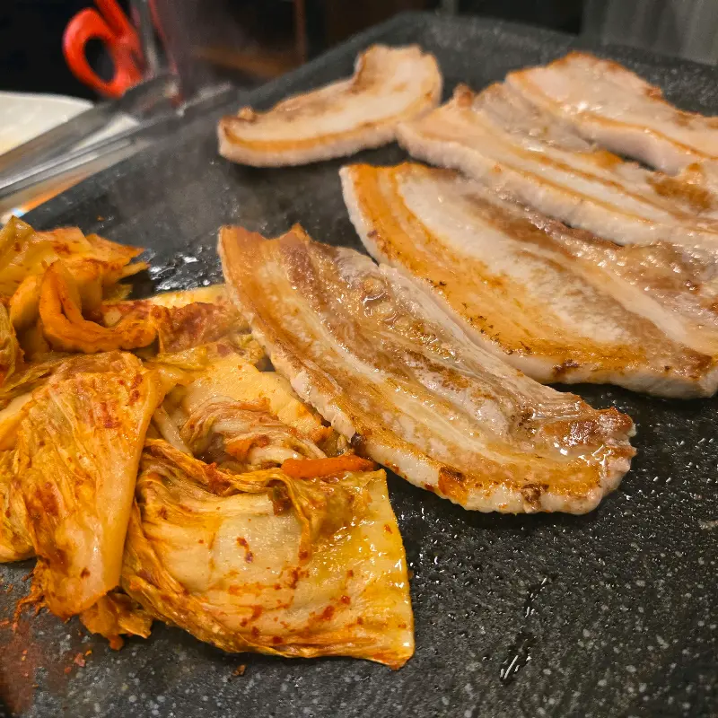 노릇하게 구워진 삼겹살과 김치