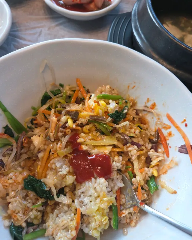 보리밥에 고추장을 넣어 비빈 모습