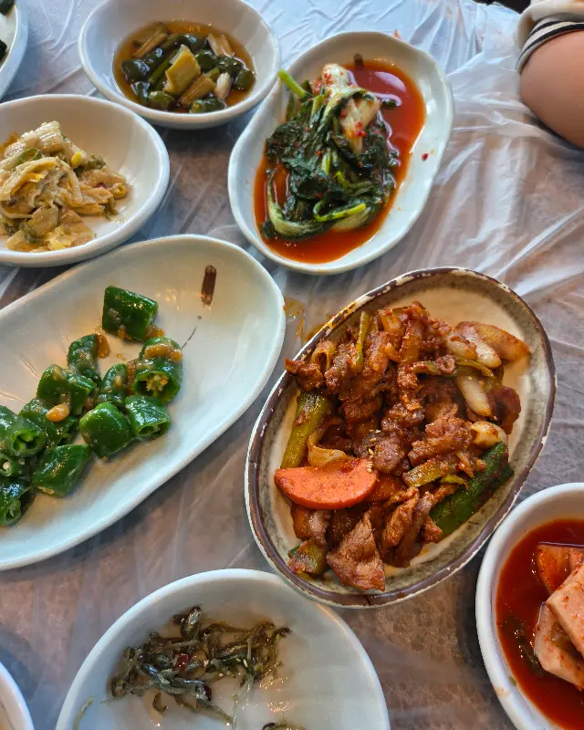 정갈하게 담긴 다양한 반찬들