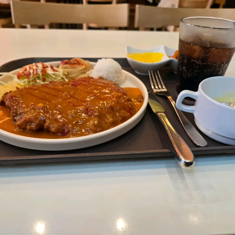 달콤한 소스가 듬뿍 뿌려진 돈까스와 샐러드, 밥이 함께 나오는 돈까스 정식