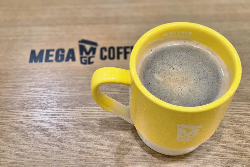노란색 머그컵에 담긴 라떼