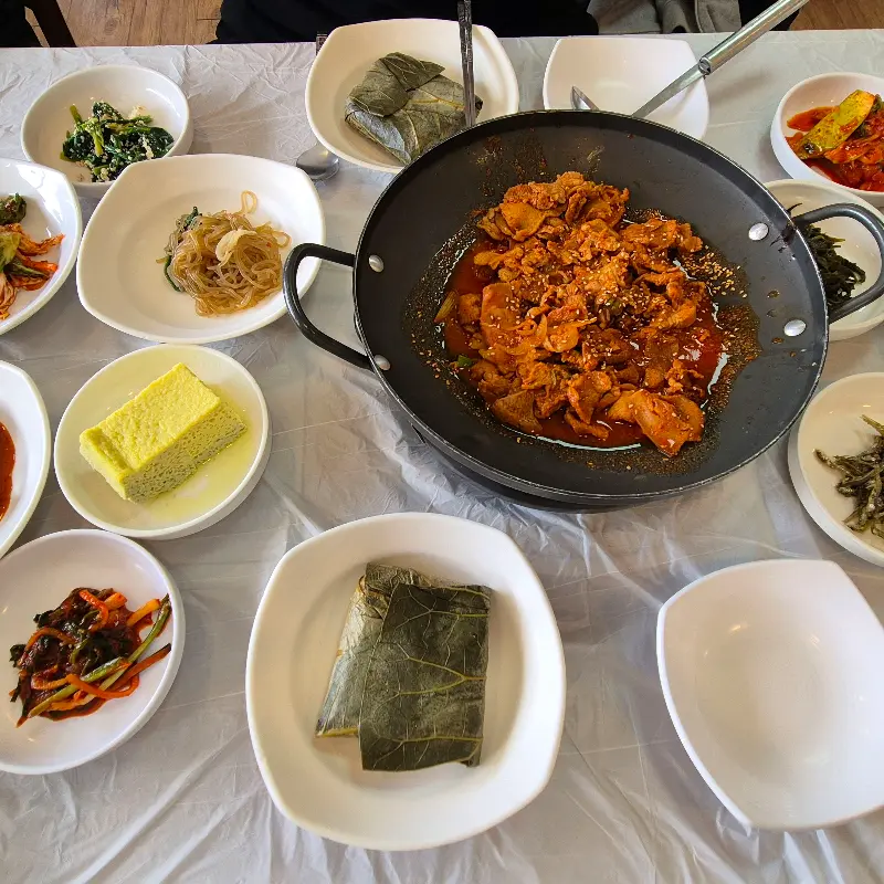 연잎 제육볶음 정식 한 상 차림
