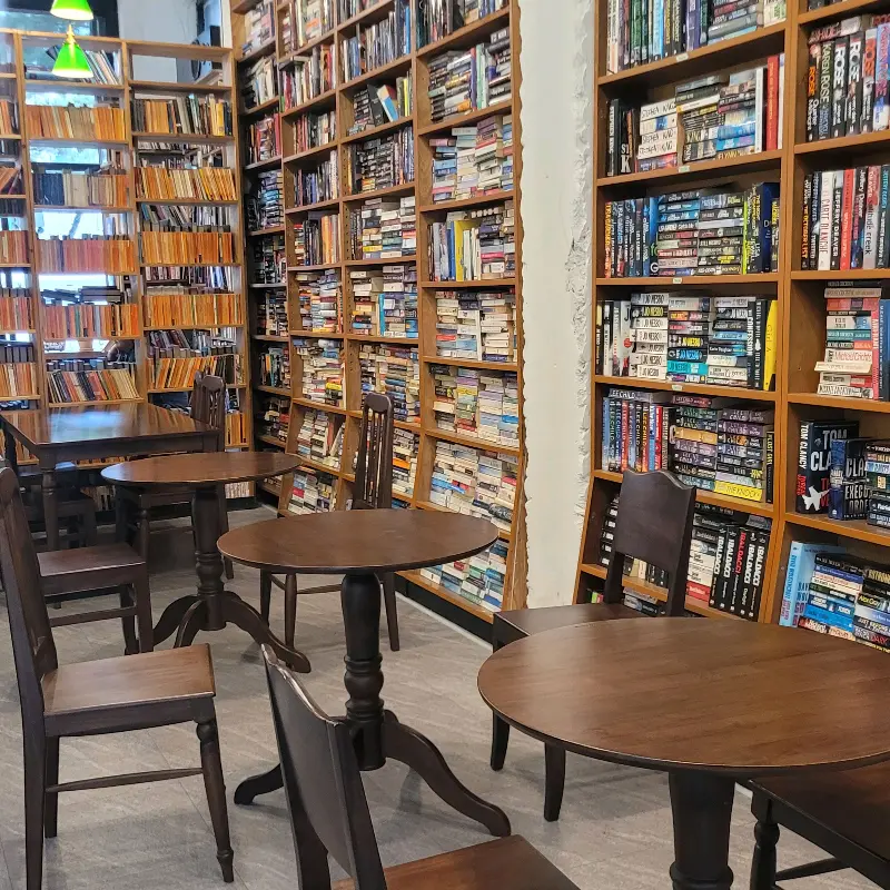 카페 내부, 책장과 테이블
