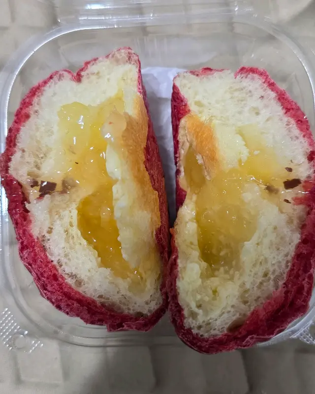 반으로 갈라진 사과빵 단면