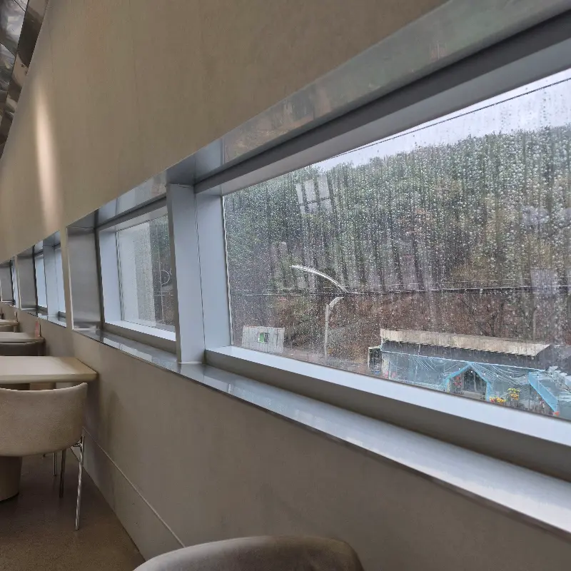 창밖으로 보이는 대청계곡 풍경