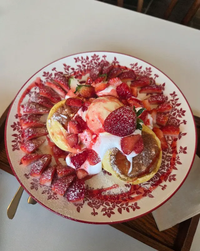 황홀한 비주얼의 딸기 수플레