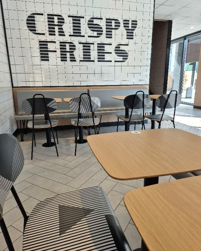 맥도날드 군산점 내부 인테리어