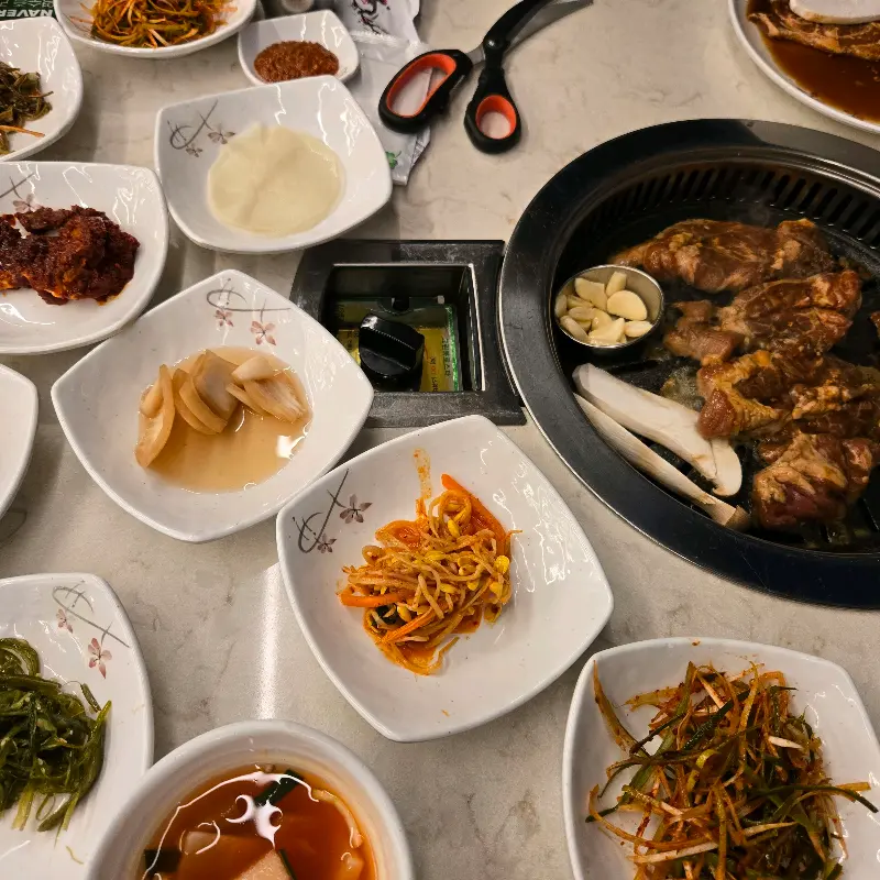 푸짐한 밑반찬과 돼지갈비