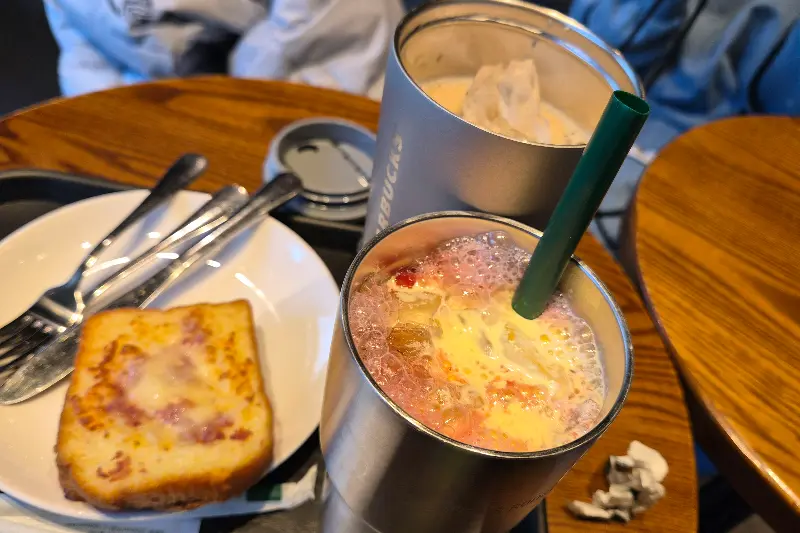 샌드위치와 음료 사진