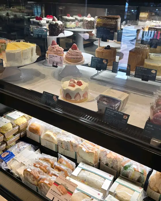 다양한 케이크와 디저트 진열