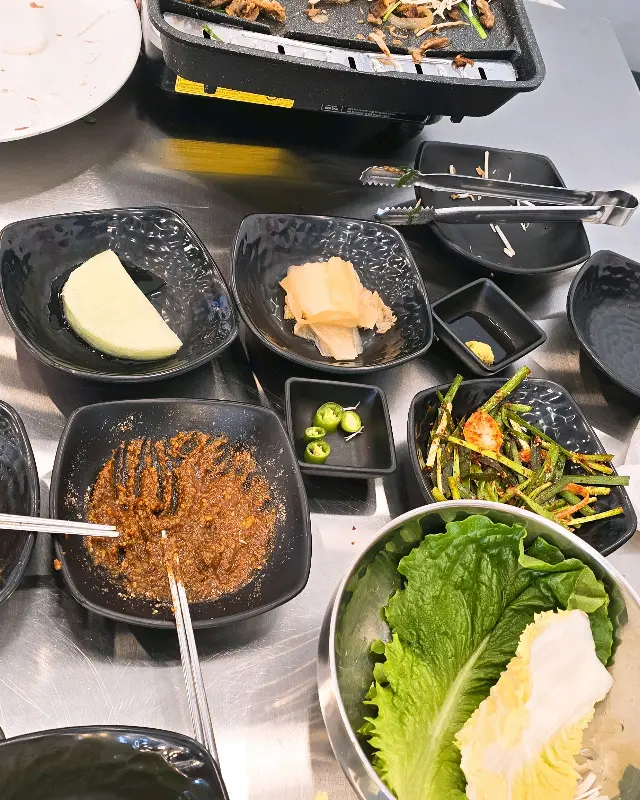 신선한 쌈 채소와 맛깔스러운 밑반찬