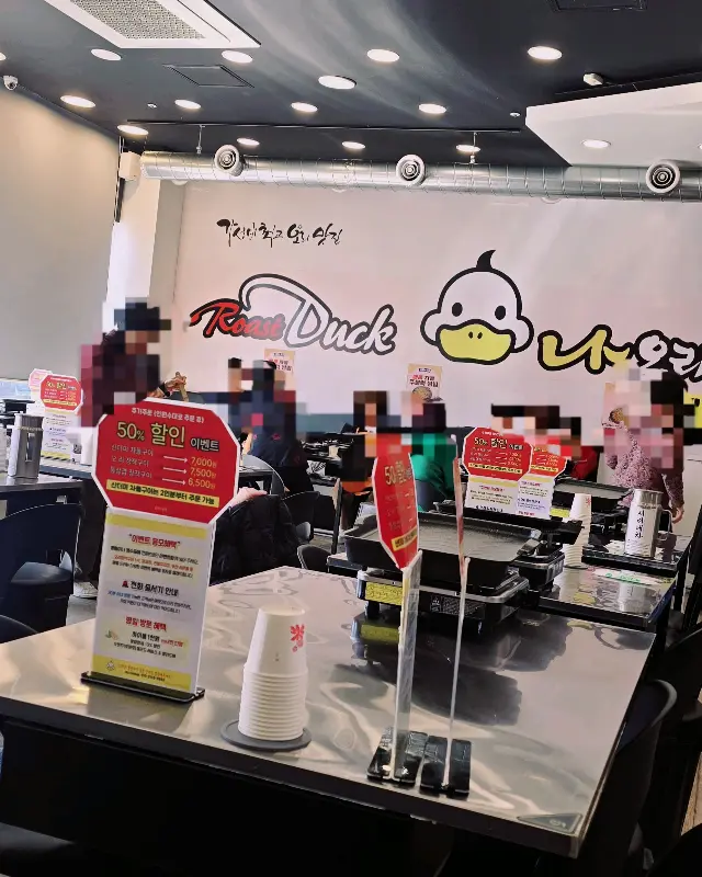 넓고 테이블 간 간격이 넉넉한 매장 내부