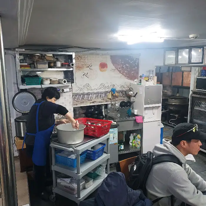 진해옥 내부 주방 모습