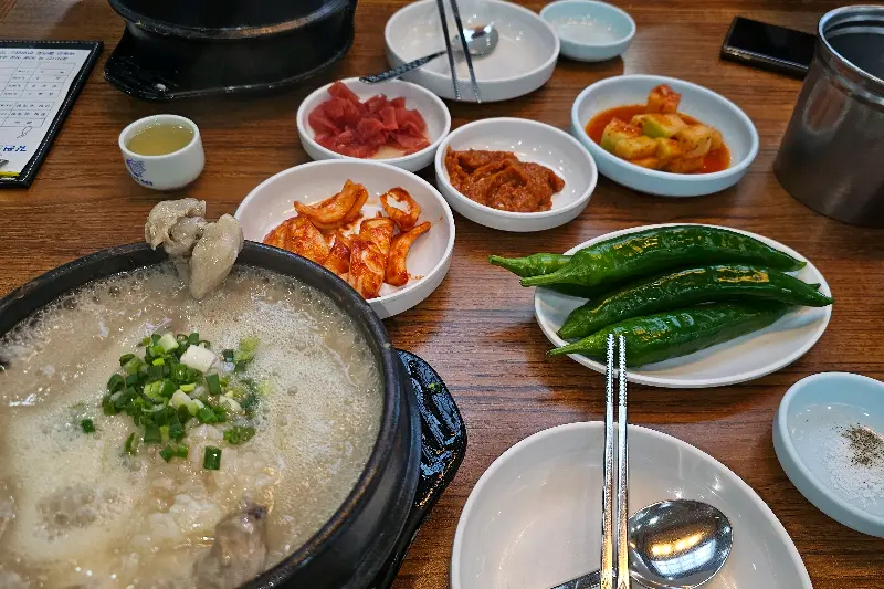 강원토종삼계탕 전체적인 상차림