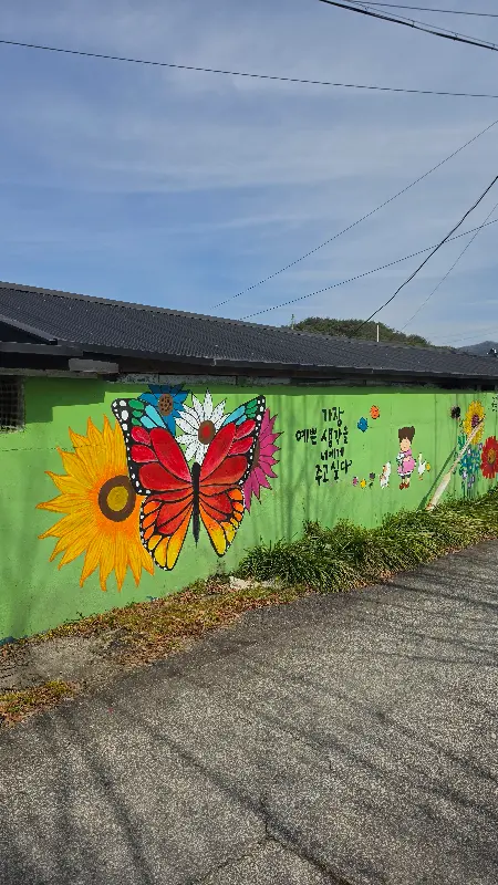 카페 외벽에 그려진 벽화