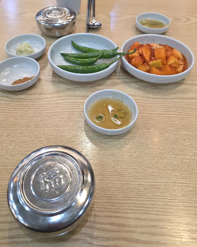 깔끔하게 차려진 기본 반찬