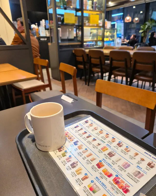 테이블 위에 놓인 메뉴판과 컵