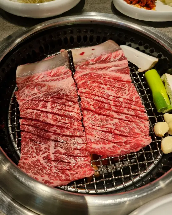 숯불 위에서 익어가는 생갈비