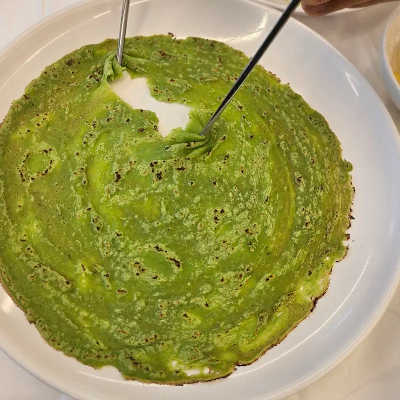 노릇하게 구워진 부추전