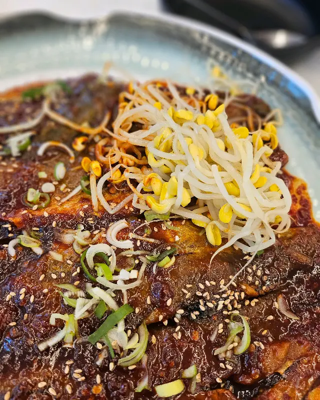 싱싱한 콩나물이 듬뿍 올려진 코다리찜