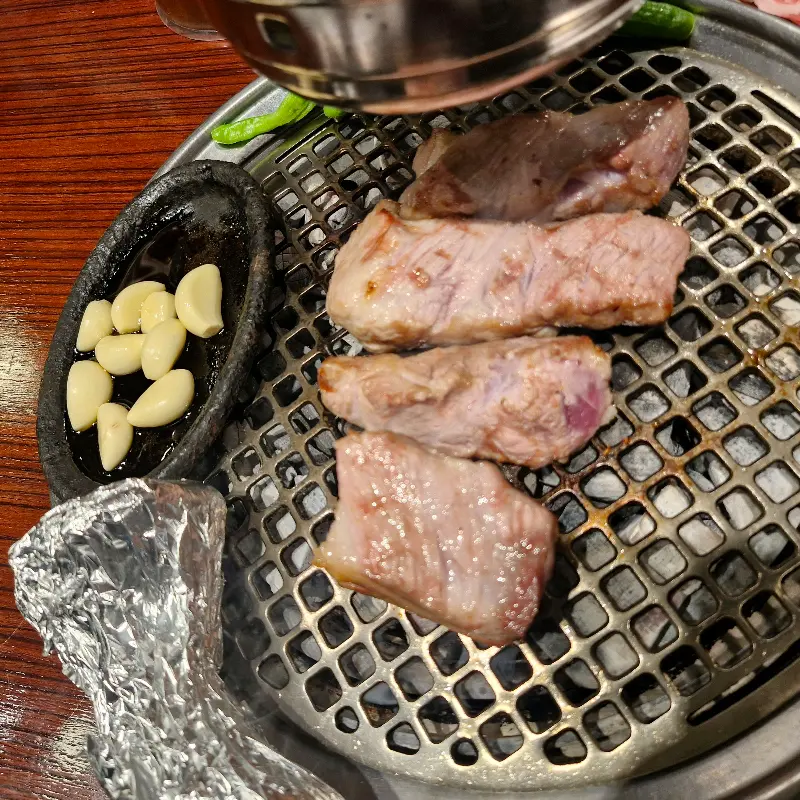 한 상 가득 차려진 모습