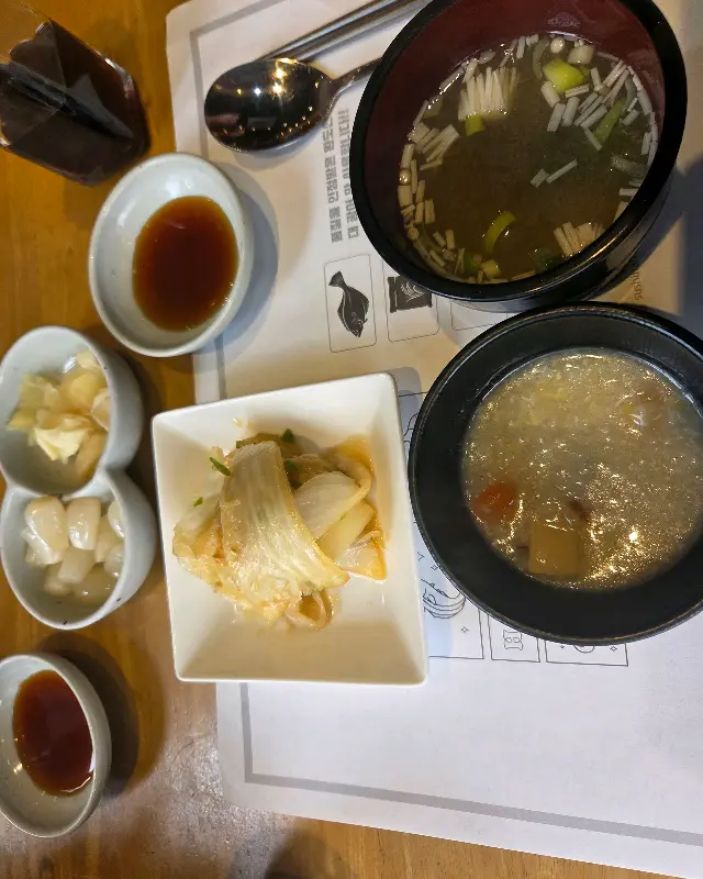 정갈하게 차려진 스시하마의 기본 상차림