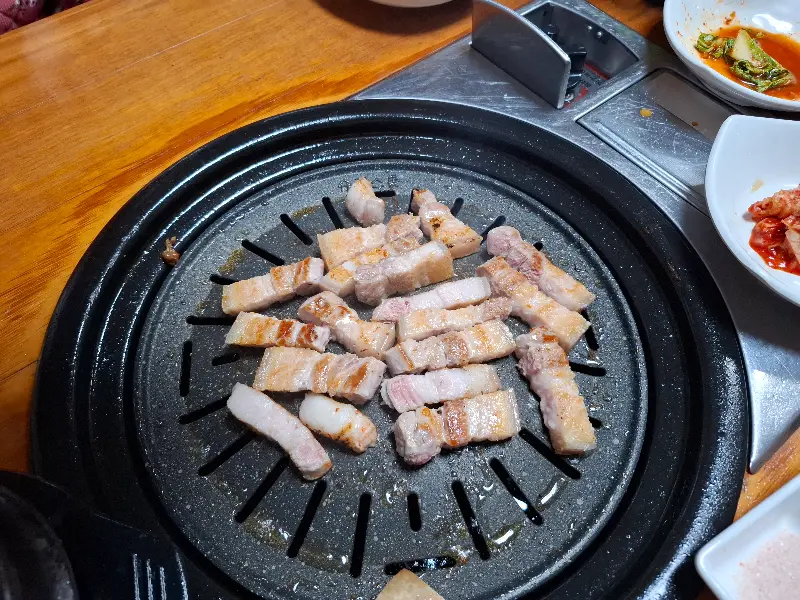 잘 구워진 삼겹살 조각들