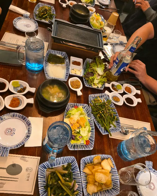 푸짐하게 차려진 한 상 차림