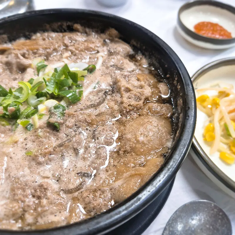 뽀얀 국물이 인상적인 해장국