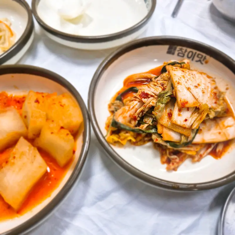 깔끔하게 담겨 나온 밑반찬