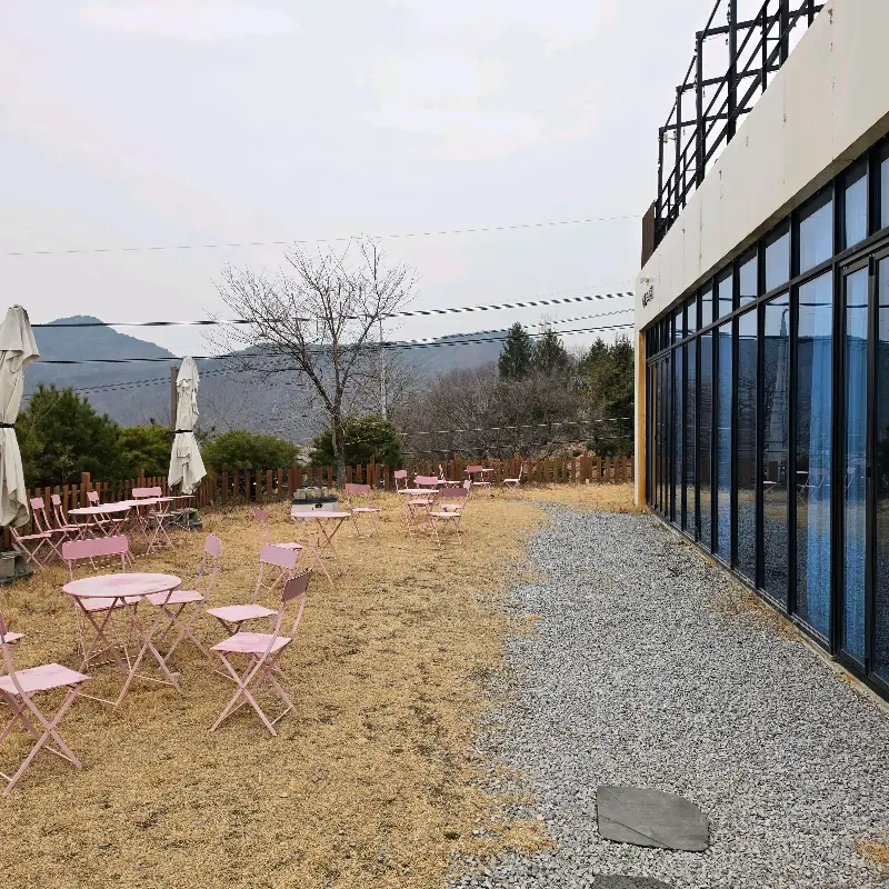 카페 외부 테라스