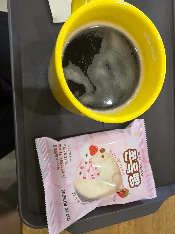 커피와 함께 제공된 간식