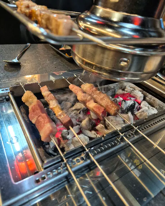 숯불 위에서 구워지는 양꼬치