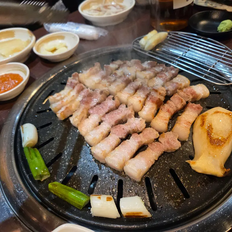 노릇노릇하게 구워진 숙성 삼겹살