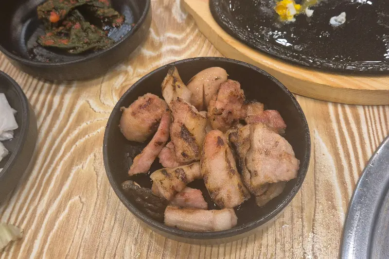 맛있게 구워진 고기 한 접시