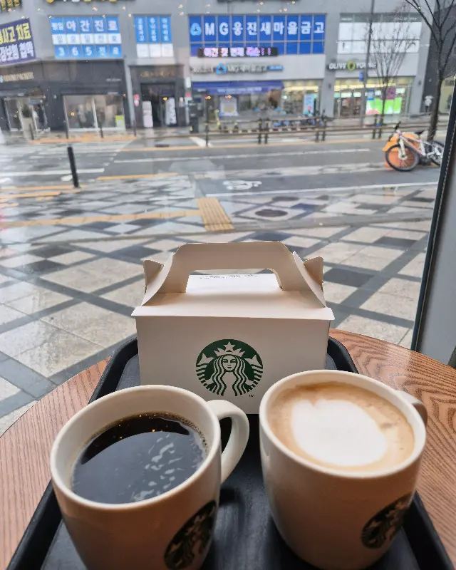 따뜻한 커피 두 잔