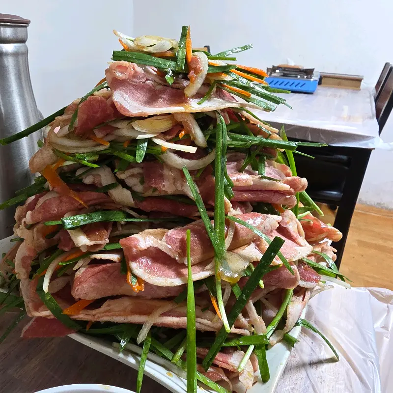 산처럼 쌓인 오리불고기의 압도적인 양