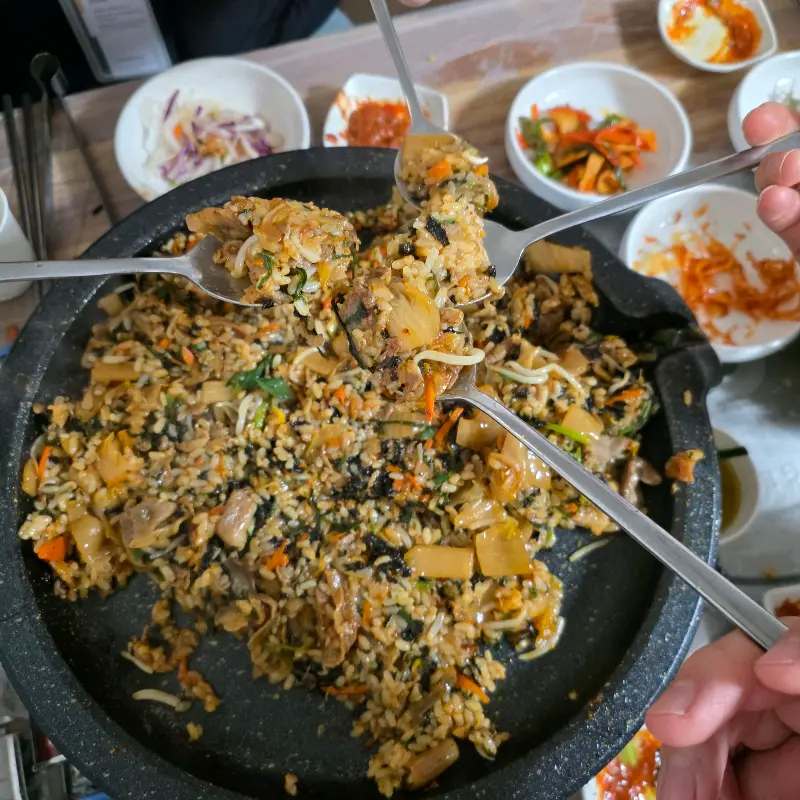 볶음밥을 함께 즐기는 사람들의 모습