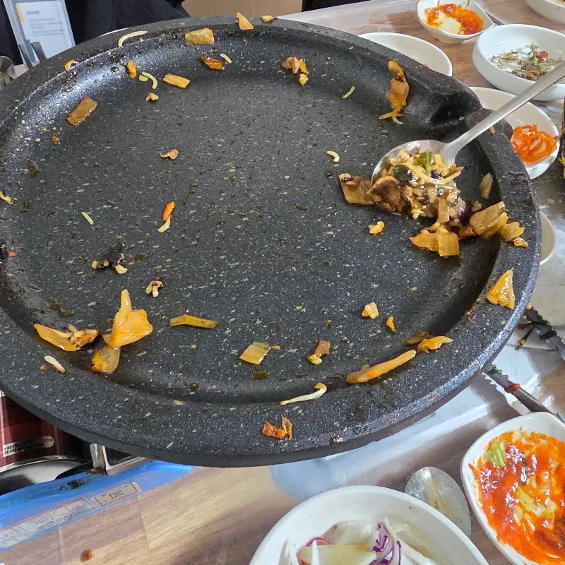 깨끗하게 비워진 불판