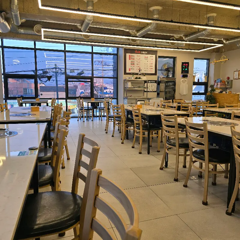 넓고 깔끔한 홍대감 매장 내부