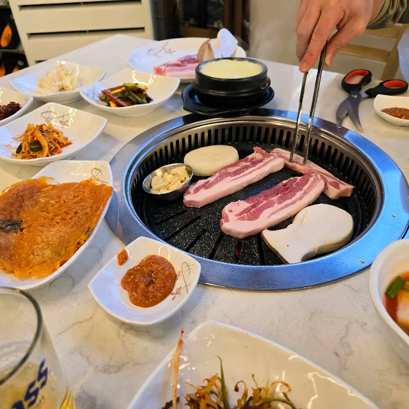 숯불에 구워지는 삼겹살