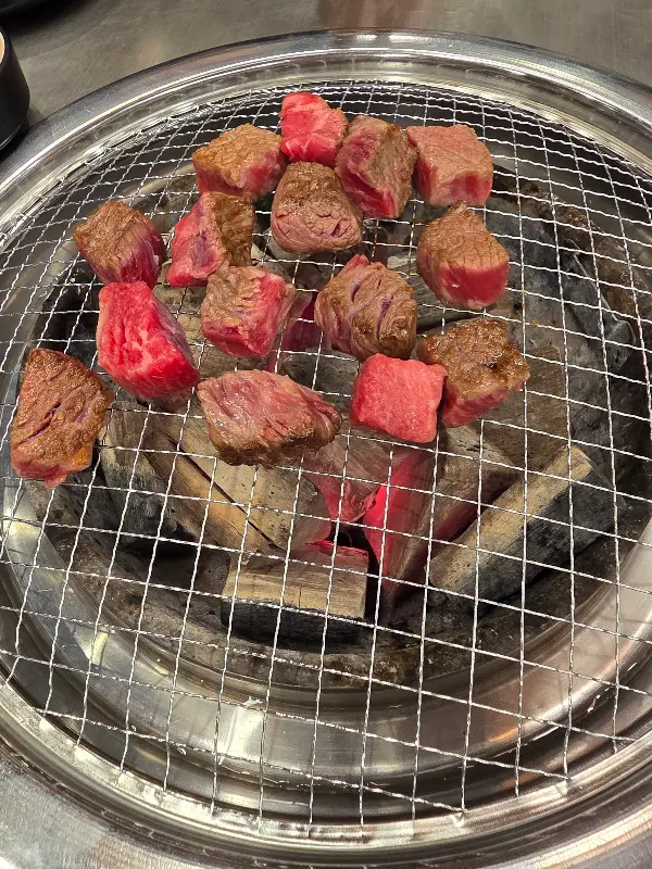 숯불 위에서 익어가는 깍둑꽃갈비살