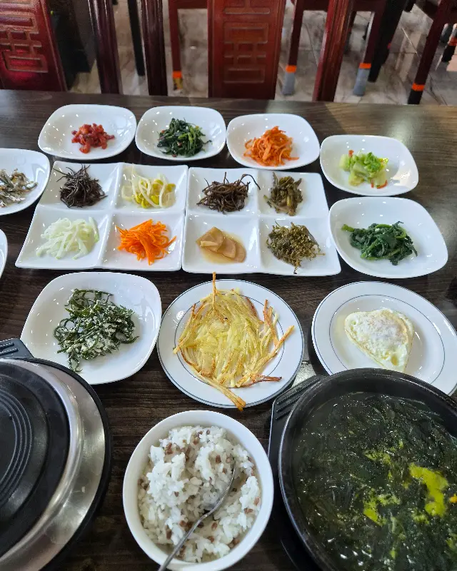 정갈하게 담긴 다양한 종류의 반찬들