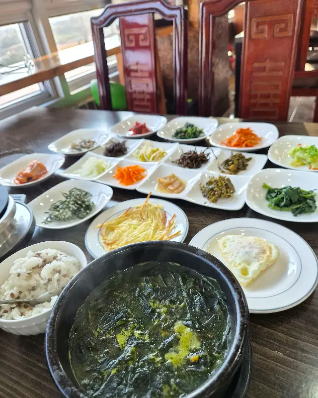 창밖으로 보이는 제주 바다 풍경